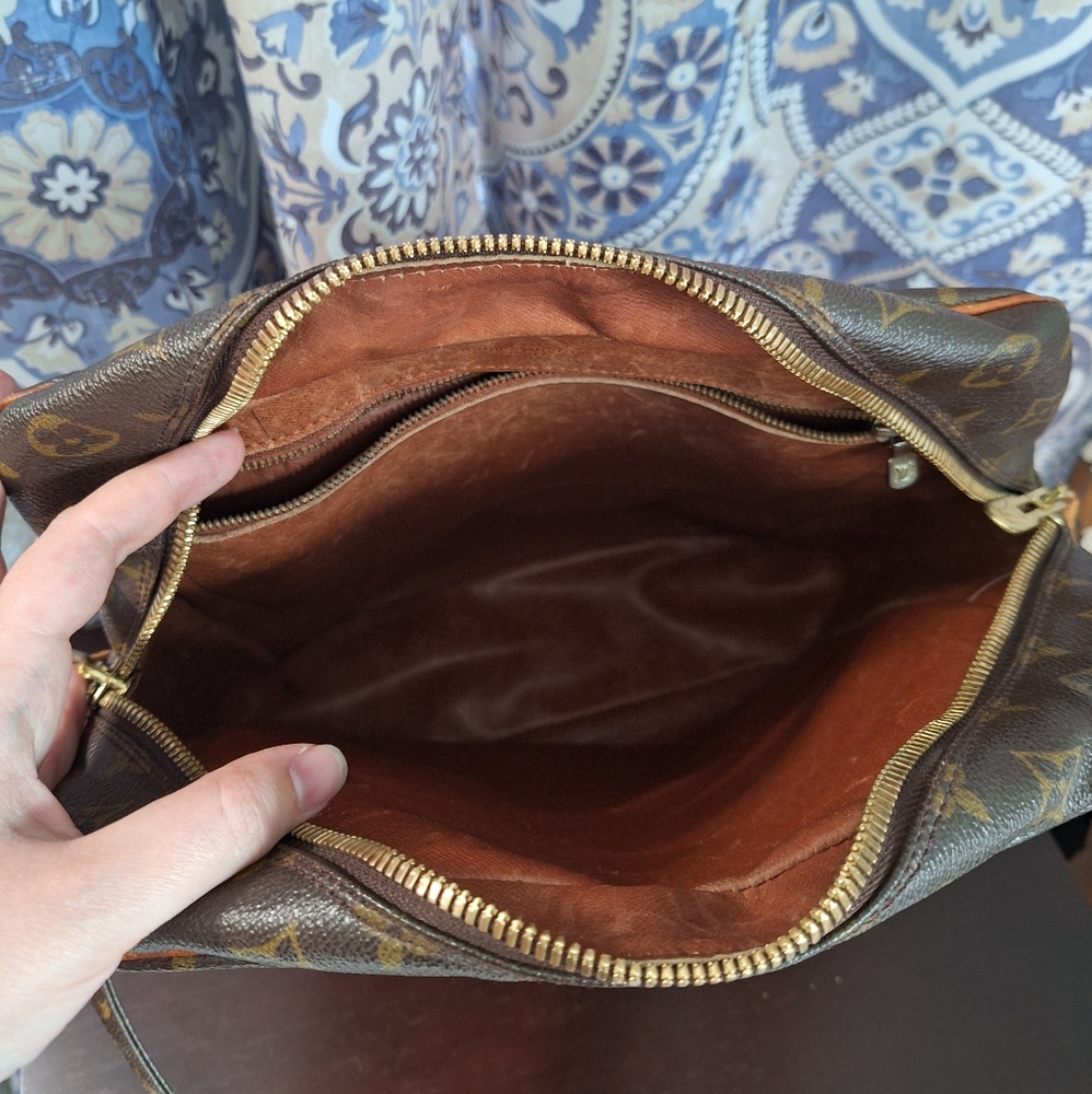 Louis Vuitton Danube with Monogram Strap - Picture 3 of 15